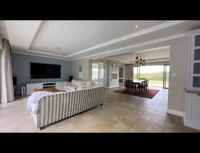 6 BEDROOM HOUSE FOR SALE IN MYOLI BEACH